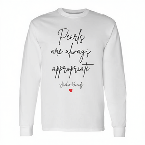 Las perlas siempre son apropiadas, camiseta de manga larga de algodón con cuello redondo para mujer con cita de Jackie Kennedy - Product Image 2