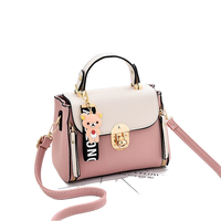 Sac à bandoulière personnalisé pour femme avec rabat et pendentif ours en cuir PU – Sac messager à rabat
