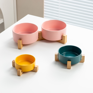 Juego de comederos dobles de cerámica para gatos con soporte de madera, elevados, para comida y agua, con protección para el cuello, minimalistas, al por mayor - Product Image 1