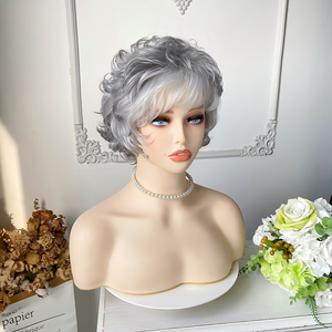 Parrucca Corta Sintetica da 8 Pollici 150% Densità, con Rete a Rosa, Fibra Resistente alle Alte Temperature, Grigio Naturale Ondulato con Frangia, Effetto Naturale, Resistente al Calore - Product Image 2
