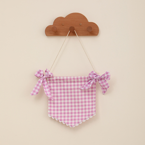 Bandierina di benvenuto per neonati in cotone gingham resistente con dettagli a fiocco, decorazione unisex per baby shower - Product Image 1