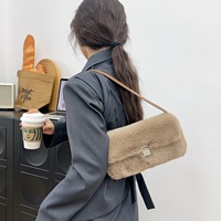 Nouveaux styles quatre saisons : Sac à bandoulière carré en peluche couleur unie de haute qualité, pochette enveloppe en fourrure pour soirée