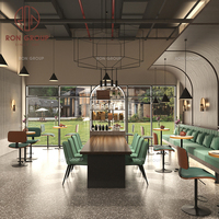 Ensemble de mobilier moderne pour café, restaurant, bar : petites tables, tabourets de bar, banquette verte pour hôtel, salon - Durable