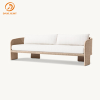Ensemble de salon d'extérieur moderne en rotin PE, 2 chaises profondes avec coussins crème travertin pour piscine, villa, complexe hôtelier