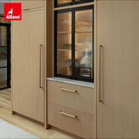 Meubles de cuisine contemporains Alland en bois clair, panneaux plats, sur mesure, de haute qualité, avec vitrine en verre pour la cuisine