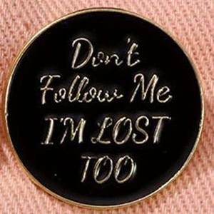 "Ne me suivez pas, je suis perdu aussi" Lettre noire Broche Énonciations célèbres Phrases: Accessoires décoratifs pour sac à dos Badge décolleté - Product Image 1