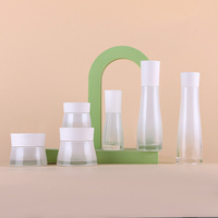 Ensemble de soins de la peau personnalisé de luxe : flacons et pots en verre mat pour lotion hydratante et crème pour le visage, avec processus d'électrodéposition à dégradé