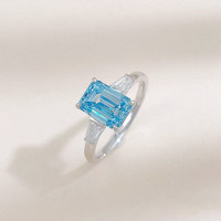 Anello con Tre Diamanti Blu Sintetici Taglio Smeraldo, Placcato in Oro Bianco 18K, Anello Classico da Donna per Fidanzamento e Matrimonio