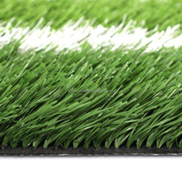 Gazon artificiel vert de haute qualité pour terrains de football et sites sportifs