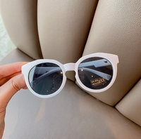 2024 Lunettes de soleil de mode de style rétro pour enfants Protection UV400 Cadre PC en noir gris clair pour garçons filles bébés
