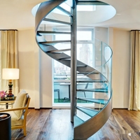Escalier en colimaçon intérieur moderne en acier au carbone et verre, design efficace et très bien noté, avec rampe en métal enroulée