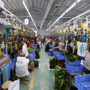 Décoration <span class=keywords><strong>de</strong></span> Noël, mariage, fête des Mères : Bouquet <span class=keywords><strong>de</strong></span> poinsettias rouges faits main, 5 têtes <span class=keywords><strong>de</strong></span> fleurs en velours, 23 pouces – Vente directe usine - Product Image 5