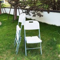 Chaise pliante blanche moderne et portable en HDPE empilable avec cadre en acier résine bois métal pour le jardin ou la salle à manger