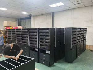 Vitrine à cigarettes personnalisée APEX, verrouillable, porte en acrylique blanc, plusieurs tiroirs et compartiments, étagères hautes avec éclairage LED pour le tabac - Product Image 6