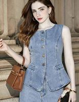 Ensemble deux pièces tendance pour femme : haut sans manches en jean uni et pantalon large à jambe droite, idéal pour le quotidien
