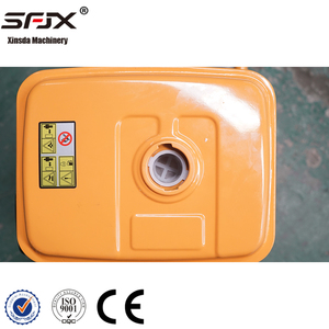 Vibrateur de béton à moteur externe 5 CV à essence, châssis orange avec poignée - Product Image 6