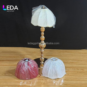 Lampe de table LEDA en métal doré avec abat-jour en tissu personnalisé, style vintage, idéale comme centre de table pour mariage, banquet, événement, réception - Product Image 1