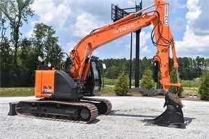Excavatrice sur chenilles à queue ultra-courte de 13 tonnes ZX135US, idéale pour les travaux en intérieur de ponts et de tunnels - Product Image 5