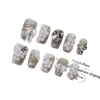 Faux ongles à presser en gros, faits à la main, blancs, peints à la main, courts, forme amande, en acrylique, avec accents floraux