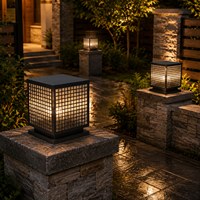 Lampe de poteau extérieure moderne avec diffuseur globe et accent décoratif montagne