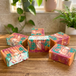 Savon Solide Artisanal Tropical Vacay 170g avec Beurre de Karité, Acide Kojique et Curcuma pour Tous Types de Peau - Product Image 3