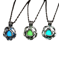 Collier tendance lumineux dans le noir pour Halloween, pendentif en forme de rose ajourée en alliage, lumières nocturnes, cadeau pour femme