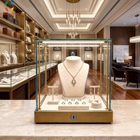 Vitrine de luxe pour bijoux en or avec éclairage LED, en verre trempé et aluminium, écologique, robuste et recyclable pour magasin de détail