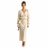 Ensemble deux pièces pour femme avec logo personnalisé OEM : pull en maille épaisse à col en V et jupe à rayures verticales, collection automne-hiver