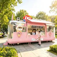 Une grande remorque mobile pour pizzas et gaufres / camion de restauration / kiosque qui profite d'une bonne réputation à l'échelle nationale et internationale