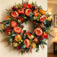 Couronne d'automne avec citrouilles, baies et hortensias, idéale pour décorer la porte d'entrée de la maison pour Thanksgiving.