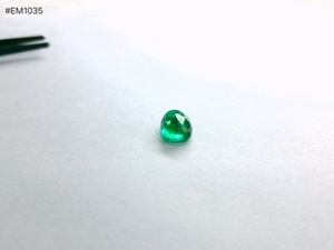 Esmeralda Zambiana 3A Rara, Corte Cojín Facetado, 3.53ct, Piedra Suelta, Claridad Limpia, Verde Vibrante, Ideal para Creaciones de Joyería de Diseño - Product Image 2