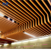 Oficina 600 X600 Accesorios suspendidos Barra en T Supermercado Azulejos de aluminio cuadrados Panel de pared de cortina única Techo falso elástico