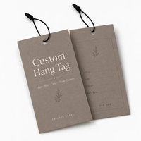Fabricant d'étiquettes suspendues : Impression personnalisée de logos sur carton et papier artistique minimaliste pour vêtements, accessoires et marques.