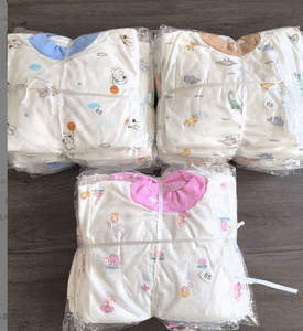 Set per bambine classico viola con stampa anti-umidità e pantaloncini a maniche corte per i più piccoli - Product Image 1