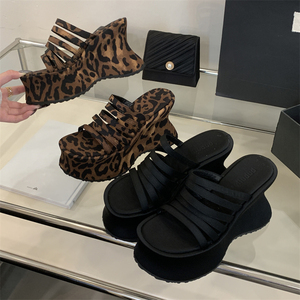 Nouvelles sandales compensées confortables à talon épais pour femme, motif léopard, à bride unique, style ouvert, idéales pour l'extérieur en été - Product Image 4