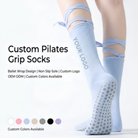 Chaussettes de yoga et de Pilates antidérapantes côtelées pour femmes avec logo personnalisé et sangles croisées, idéales pour le ballet et la barre, vente en gros