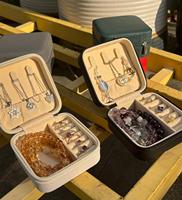 Boîte à bijoux de voyage en cuir PU et velours, avec fermeture éclair carrée, personnalisable avec logo, échantillon gratuit, vente chaude, boîte cadeau de luxe