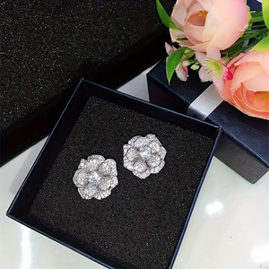 Orecchini a Perno con Camelia e Rosa per Donne, Design Floreale da Principessa, Eleganti Accessori per Orecchie da Indossare Quotidianamente - Product Image 6