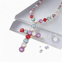 Collier pendentif croix plaqué or de haute qualité avec chaîne à maillons, design tendance multicolore, jeune et dynamique