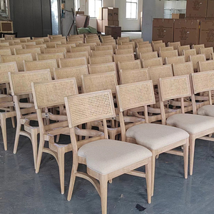 Chaise de salle à manger empilable en bois massif et cannage style italien pour événements et locations de fêtes – Vente en gros - Product Image 5