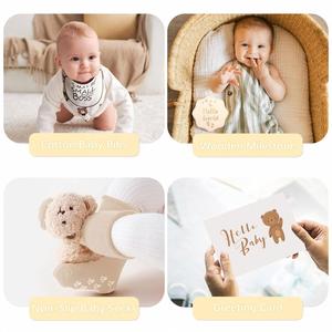 Set de Regalo Divertido para Baby Shower con Sonajero, Manta, Recuerdo de Madera, Babero y Calcetines Lindos – Ideas al por Mayor para Regalos de Bebé para Mamás Embarazadas - Product Image 4