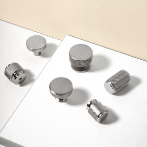 Üreticileri toptan yuvarlak keskin köşe parfüm şişesi kapağı özel 15mm süngü parfüm şişesi taç kap ile donatılmış - Product Image 5