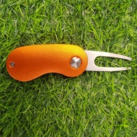 Outil de réparation de divots de golf pliable en gros avec marqueur de balle à 10 couleurs et bouton escamotable, logo personnalisable