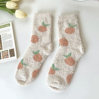 Groothandel op maat gemaakte fuzzy sokken met logo, dames, bloemen- en fruitmotief, koraal fleece, zacht, warme wintersokken, fabrieksprijs