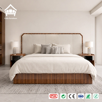 Ruhiges Luxus-Nussbaumholz Italienisches Modernes Minimalistisches Lederbezogenes Kingsize-Bettset