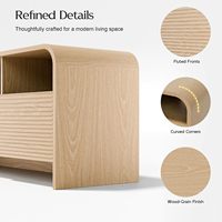 Console multimédia avec portes à panneaux rainurés, coins arrondis, grain de bois clair et construction robuste