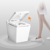 Toilette intelligente de luxe noire en céramique à fonctionnement automatique et nettoyage intelligent