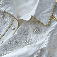 Robe longue décontractée élégante pour femme en dentelle blanche, coupe trapèze, manches longues, col rabattu, ceinture et boutons décoratifs, idéale pour les fêtes et le quotidien