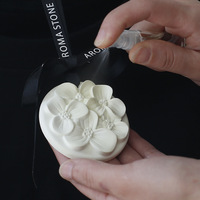 Diffuseur d'huiles essentielles en céramique rond suspendu décoratif pour la maison, logo personnalisé en usine, pierre parfumée en argile