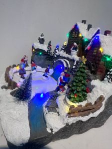 Village de Noël animé en résine écologique peint à la main avec scène de patinoire et patineurs mobiles, objet de collection - Product Image 4